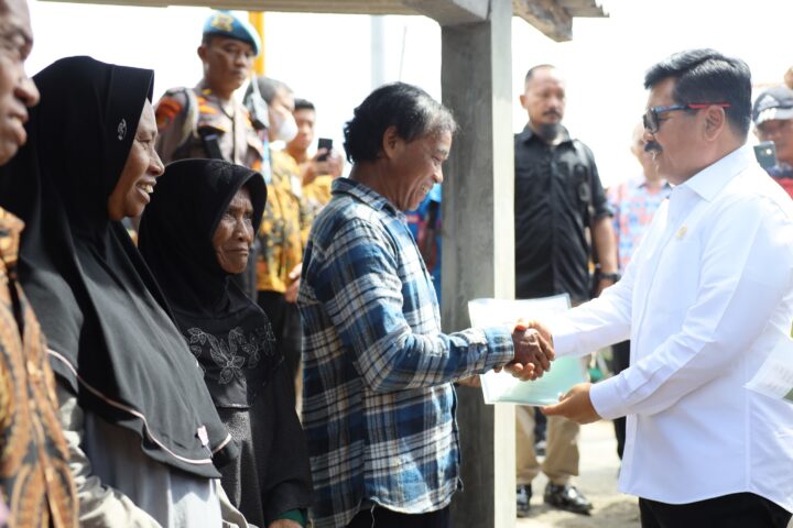 Menteri ATR Hadi Tjahjanto Saat Membagikan Sertifikat PTSL