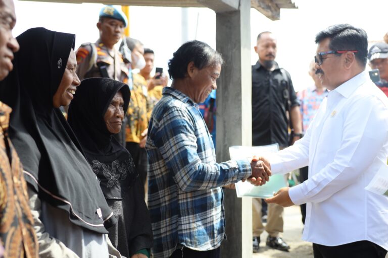 Menteri ATR Hadi Tjahjanto Saat Membagikan Sertifikat PTSL