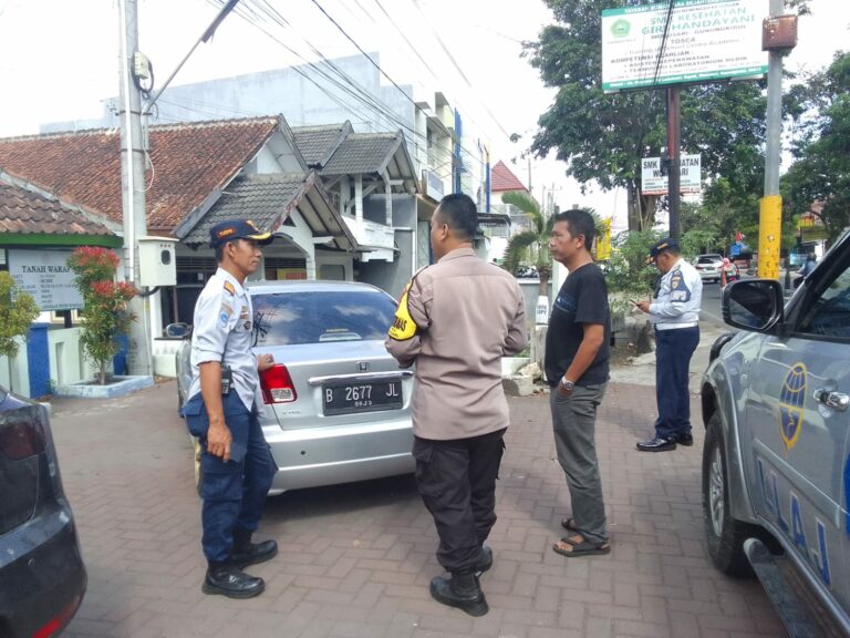 Petugas Menggembok Mobil