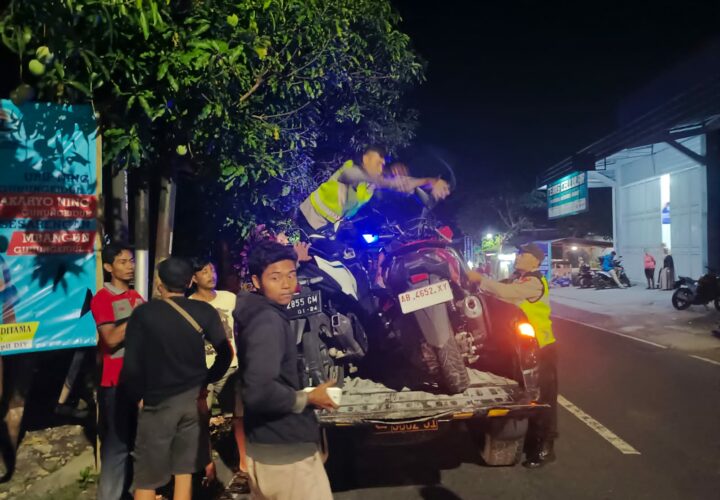 Polisi Mengvakuasi Sepeda Motor