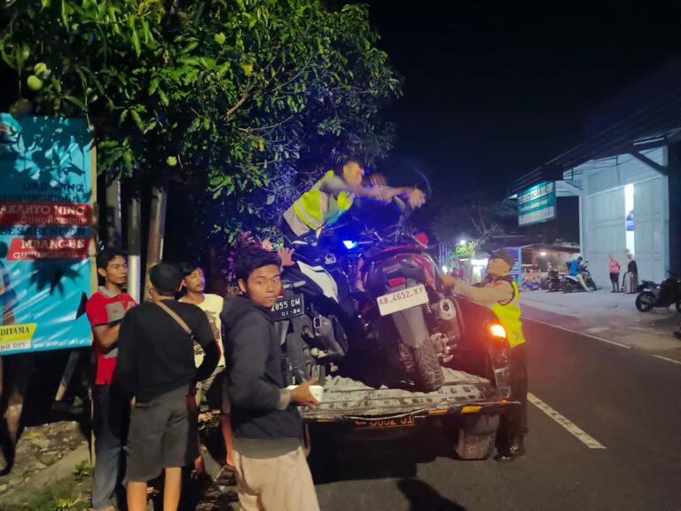 Polisi Mengvakuasi Sepeda Motor