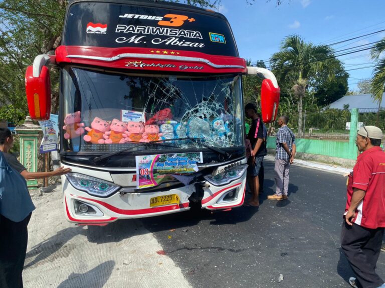 Bus Hino Terlibat Kecelakaan