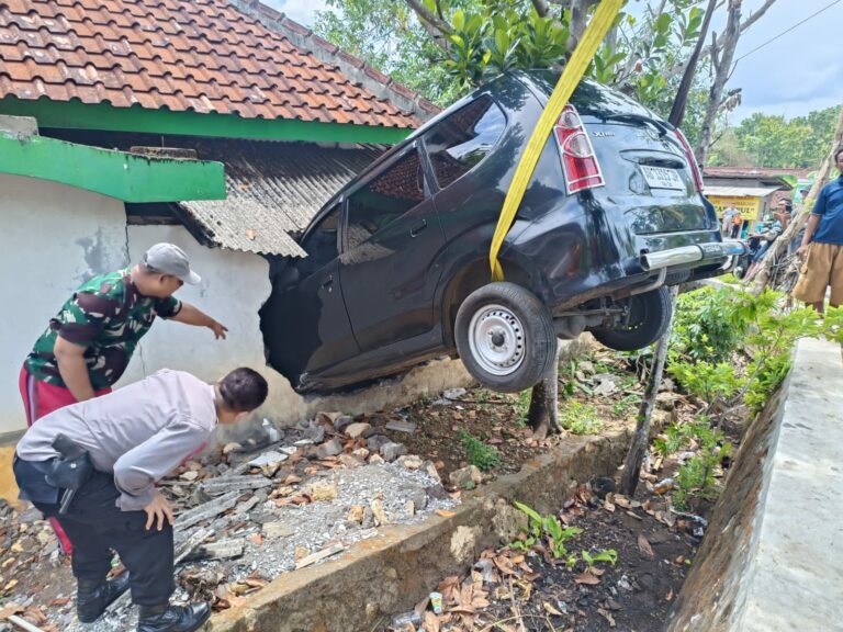 Laka Lantas Tunggal Mobil Xenia