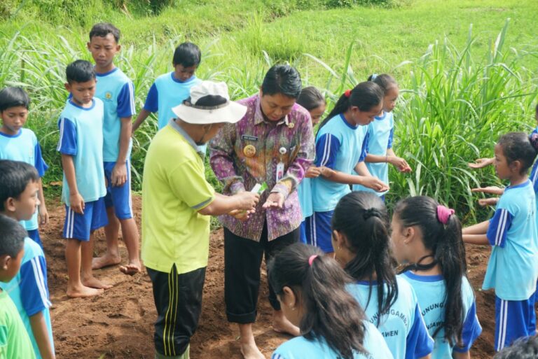 Wakil Bupati Gunungkidul Heri Susanto Bersama Siswa SD