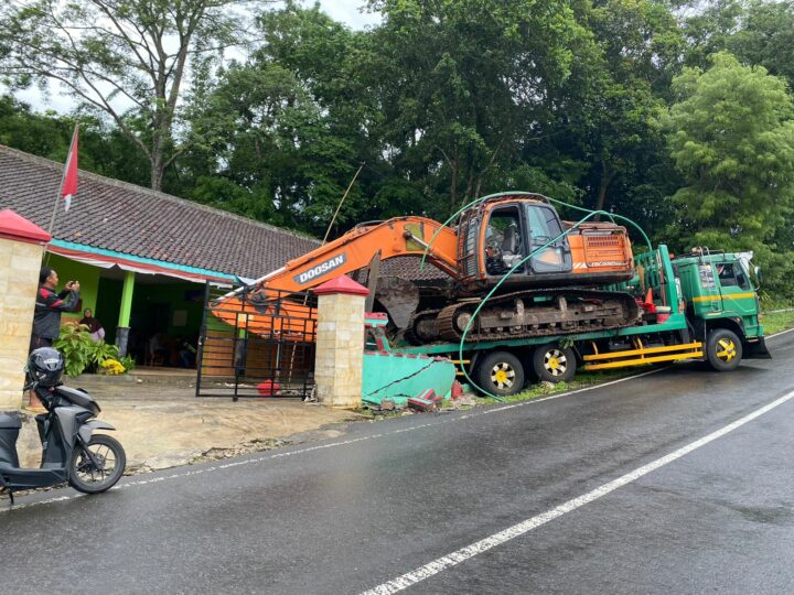 Truck Trailer Mengalami Laka Lantas Tunggal