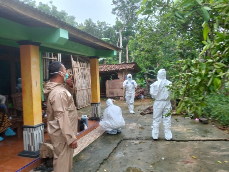 Petugas Puskeswan Melakukan Pengecekan Lokasi
