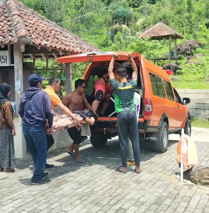 Korban Dievakuasi Menggunakan Ambulance