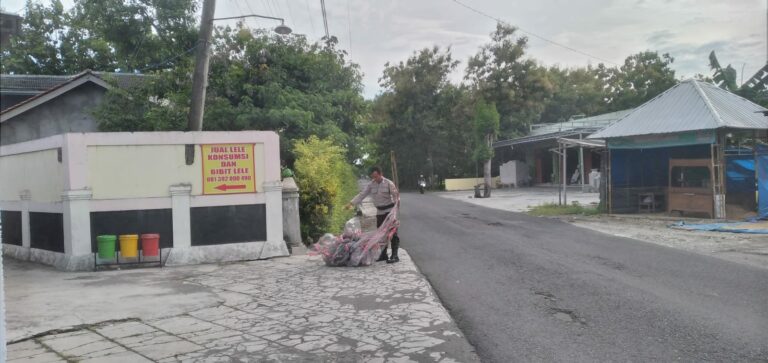Balon Udara Diamankan Anggota Polisi