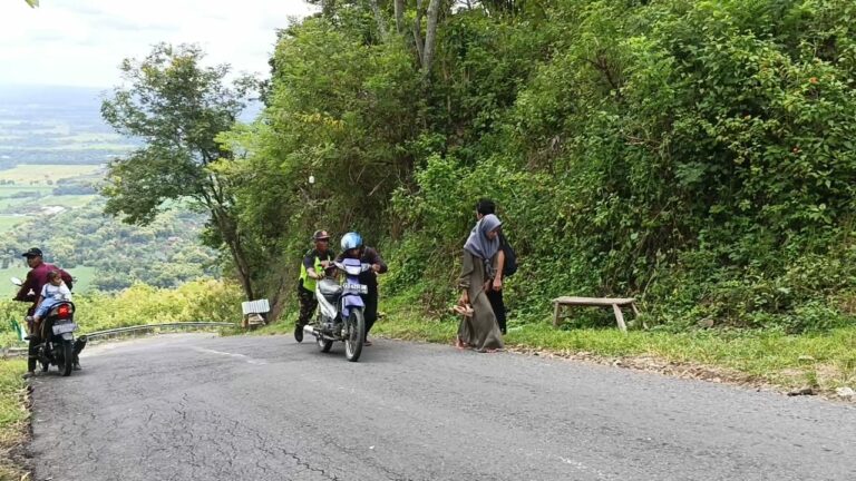 Relawan Ganjal Ban Tanjakan Clongop