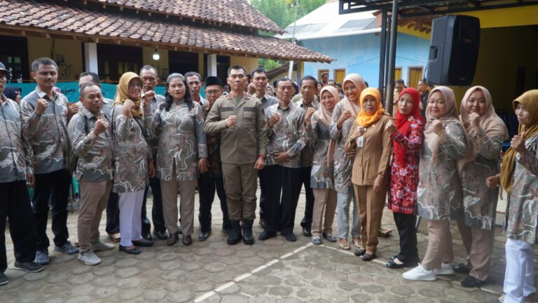 Warga Padukuhan Bareng Tanjungsari Bersama Bupati Sunaryanta