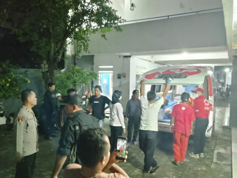 Korban Dievakuasi Petugas Medis