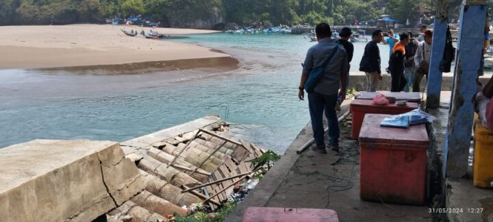 Talud Pantai Baron Yang Ambrol