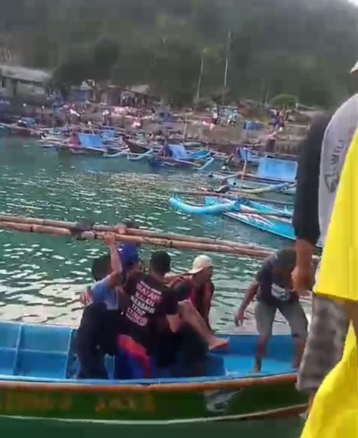 Evakuasi Korban Laka Laut