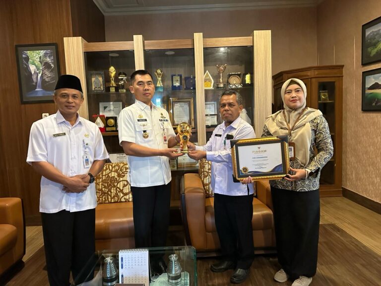 Bupati Terima Penghargaan