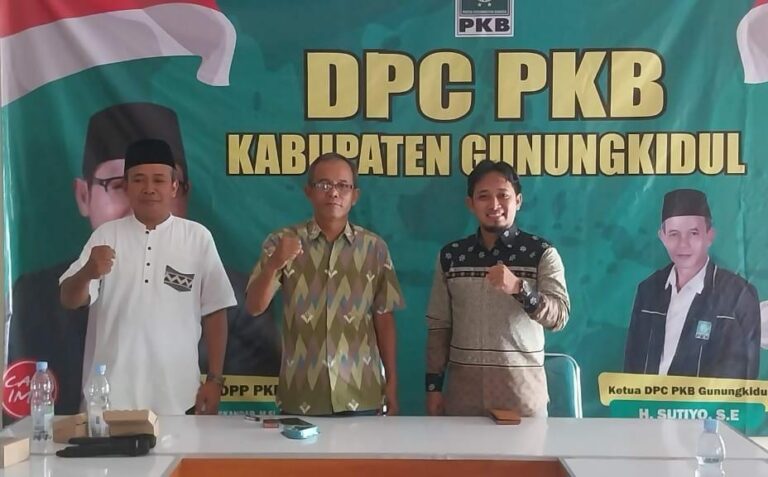 Mas Arda Mengembalikan Berkas Pendaftaran Ke DPC PKB