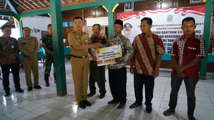Penyerahan Bantuan KUBE FM