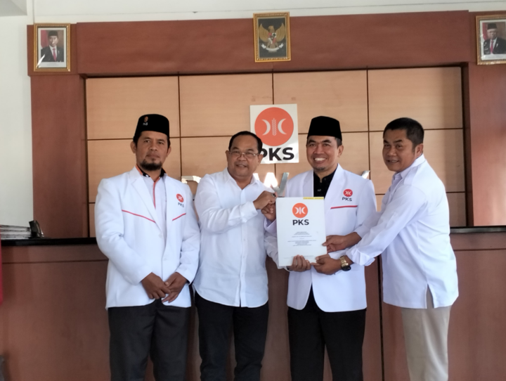 Resmi, PKS Serahkan SK Rekomendasi Kepada Sutrisna Wibawa - Sumanto Di Pilkada Gunungkidul