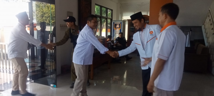Calon Wakil Bupati Sumanto Berjabat Tangan dengan Tri Iwan Isbumaryani Ketua PKS Gunungkidul