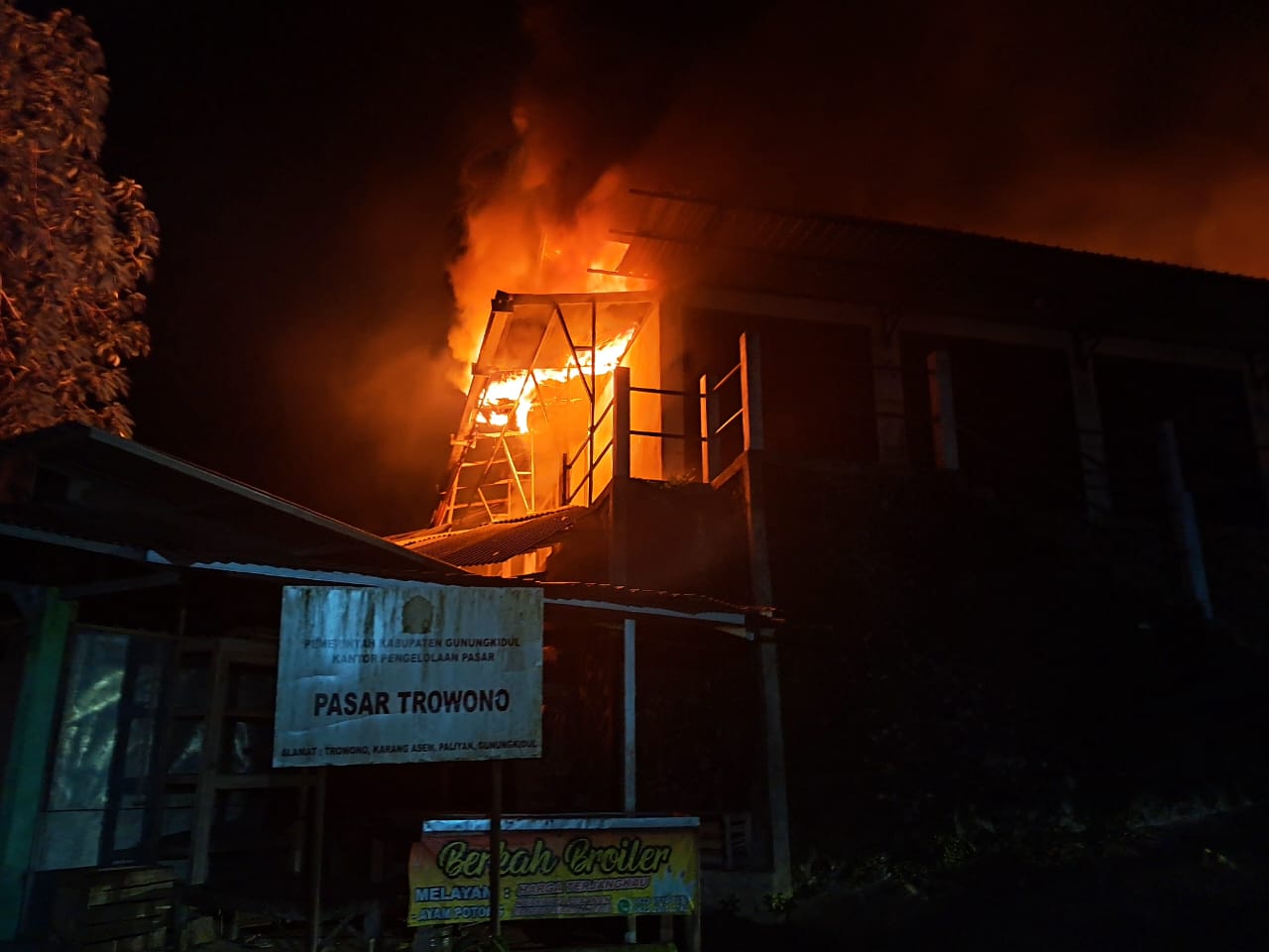 Kios Pasar Trowono Terbakar