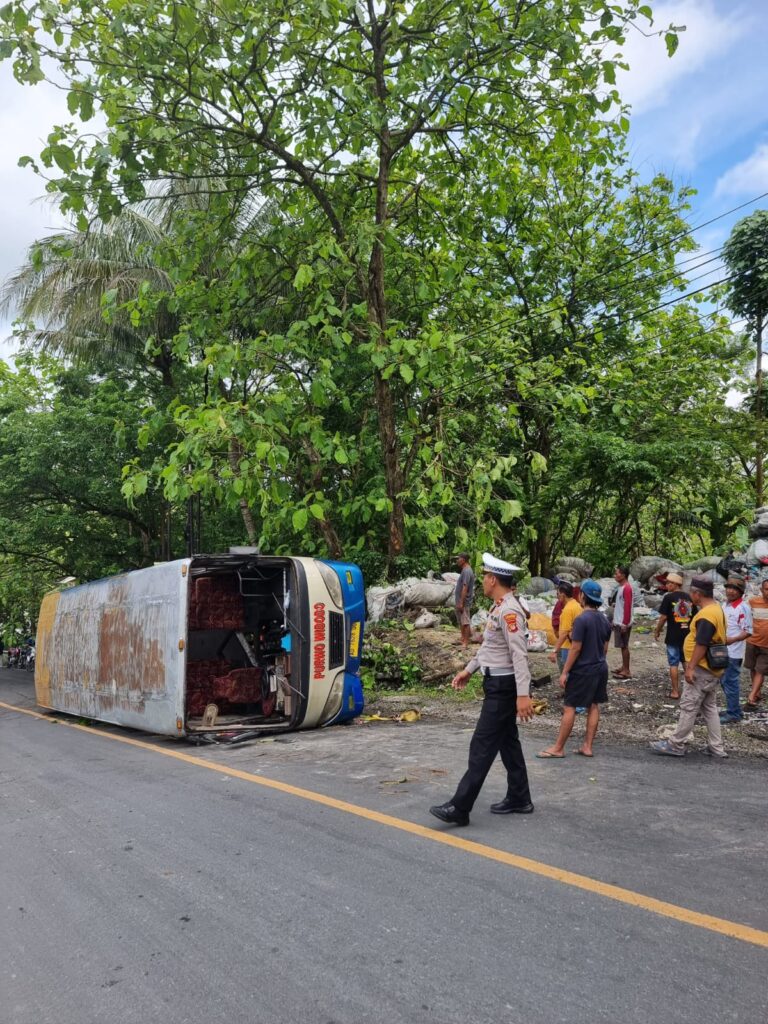 Laka Lantas Mini Bus Purwo Widodo Di Tanjakan Pok Cucak