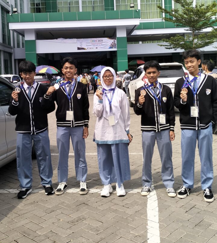 Lima Siswa & Siswi SMA Muhammadiyah Al Mujahidin