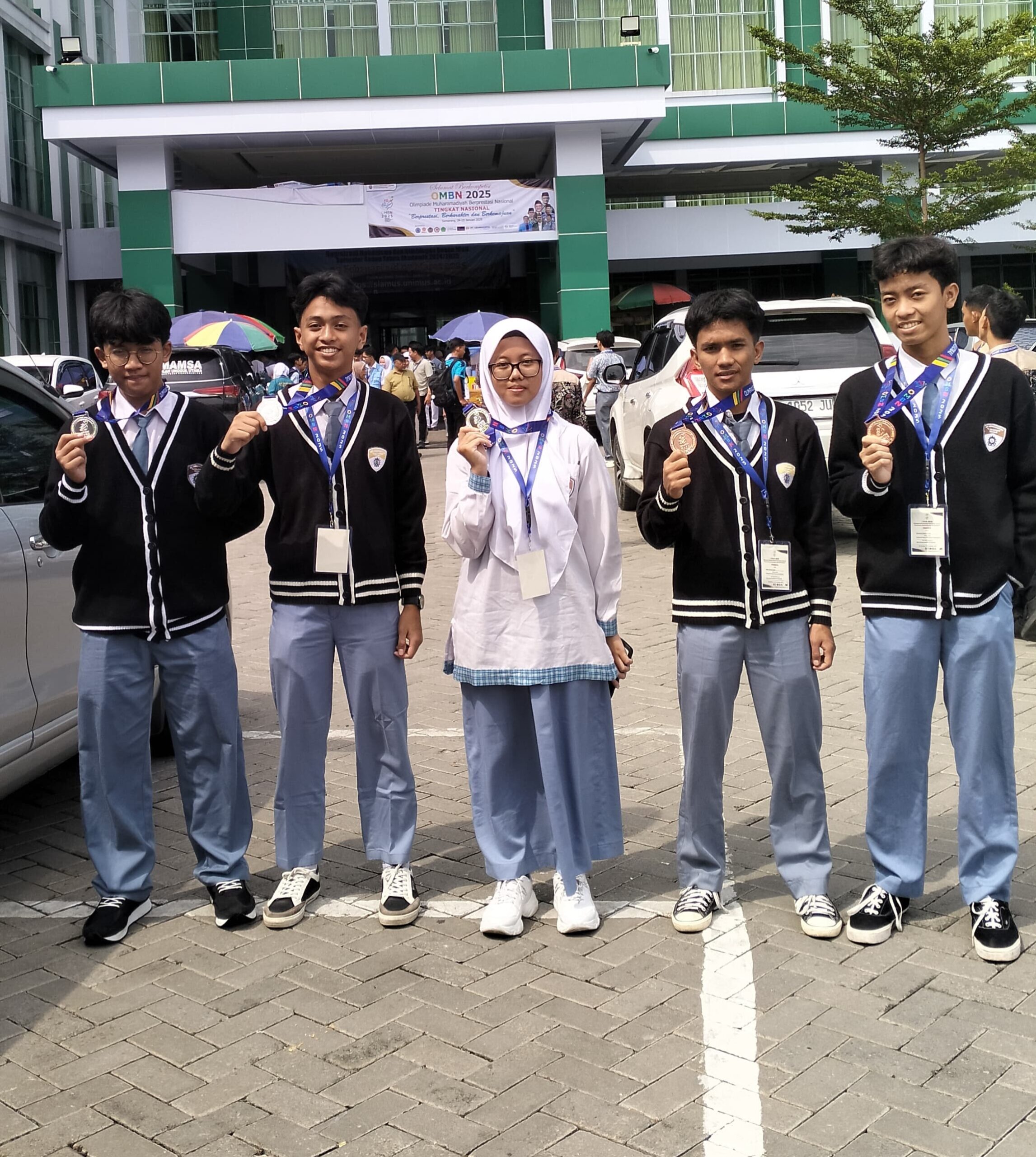 Lima Siswa & Siswi SMA Muhammadiyah Al Mujahidin