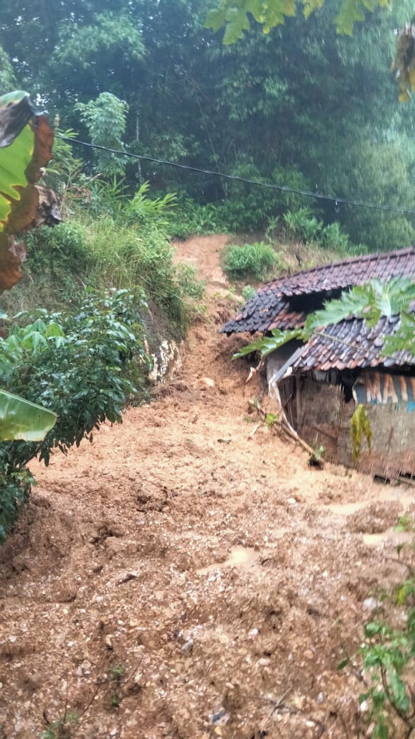 Longsor Menimpa Rumah Warga Kalurahan Sawahan
