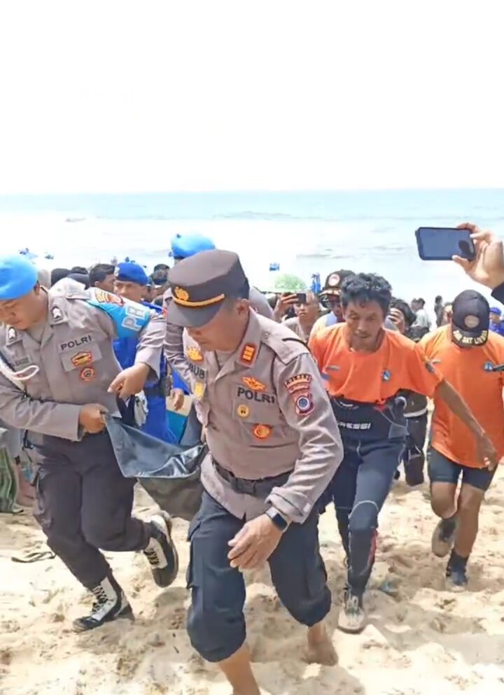 Evakuasi Korban Laka Laut