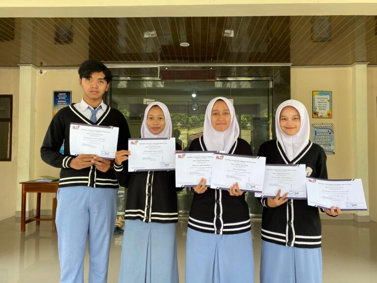 Empat Siswa Siswi SMA Muhammadiyah Al Mujahidin