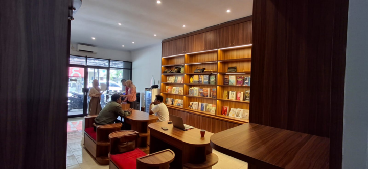 Roha: Coffee Shop yang nyaman buat Upgrade Pengetahuan