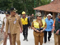 Bupati Gunungkidul Endah Meninjau Longsor