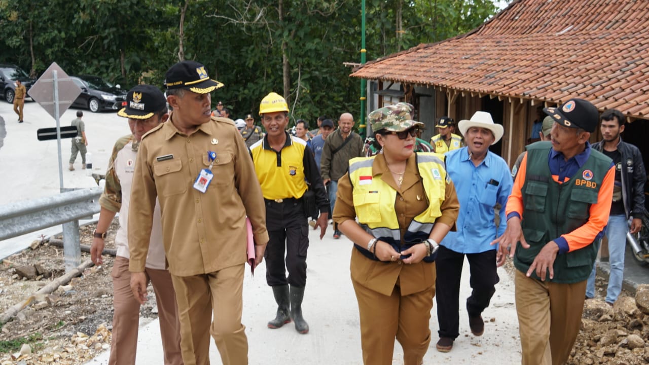 Bupati Gunungkidul Endah Meninjau Longsor