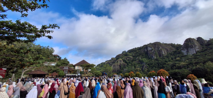 Suasana Salat Idulfitri di Embung Nglanggeran