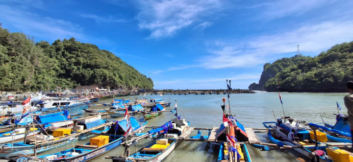 Pantai Sadeng: Tempat Berlabuh Kapal Nelayan dan Wisata Belanja Ikan