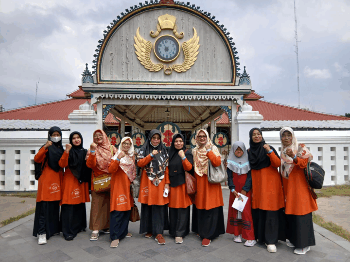 Rombongan PDA Gunungkidul di Halaman Masjid Gedhe Kauman Yogyakarta