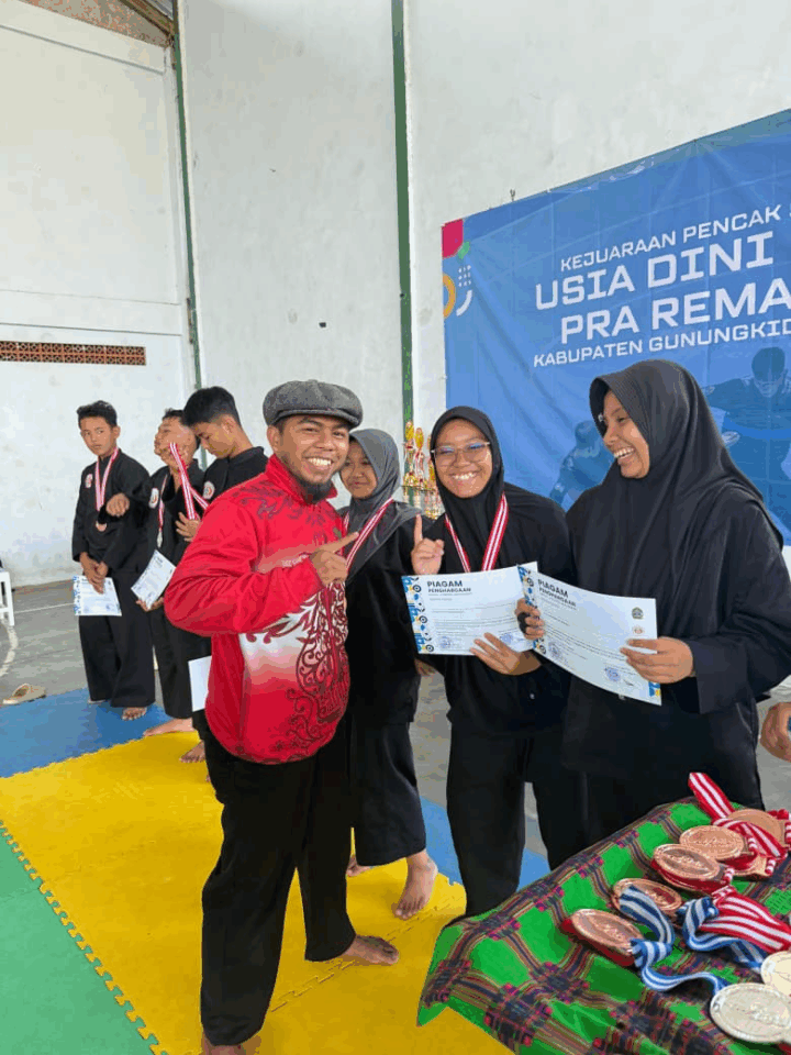 Mustaghfiri Asykar: Guru Bahasa Arab yang Antarkan SMP Al Mujahidin Jadi Juara Umum Silat