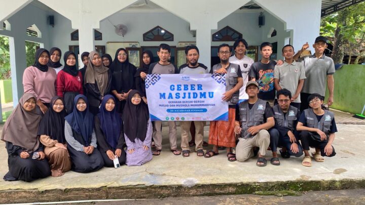 Kolaborasi Angkatan Muda Muhammadiyah (AMM) Piyaman Bersama Mahasiswa KKN STAI Surabaya Yang Kompak Terlibat Dalam Gerakan Geber MasjidMu.