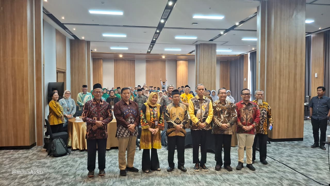 Foto bersama pimpinan BPKH dan jajaran Pengurus Wilayah Muhammadiyah DIY dalam acara Sosialisasi Keuangan Haji BPKH di Yogyakarta. Sosialisasi Keuangan Haji BPKH Gandeng Muhammadiyah DIY