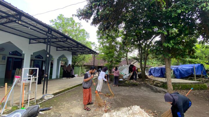 Suasana Gotong Royong Kegiatan Geber MasjidMu Di Piyaman, Terlihat Anggota AMM Dan Mahasiswa KKN Sedang Menyapu Dan Mengepel Lantai Masjid Menyambut Ramadan