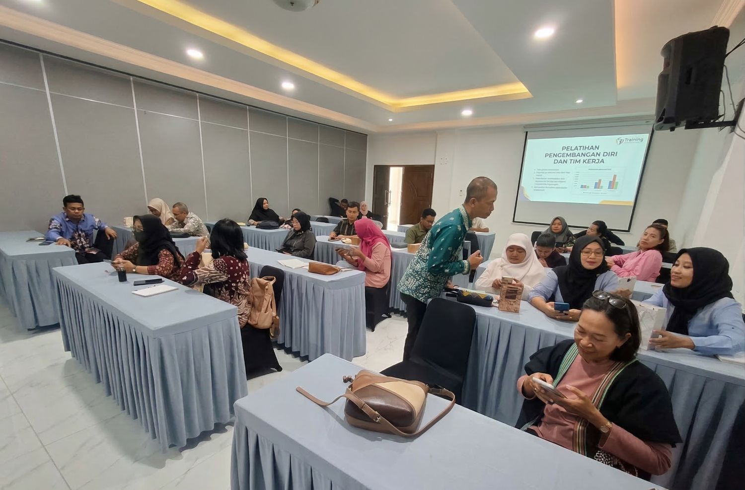 Suasana Pelatihan UMKM Gunungkidul Di Aula BMT Ummat Wonosari, Peserta Sedang Belajar Pemanfaatan Teknologi AI Bersama Dosen Amikom. Suasana Pelatihan UMKM Gunungkidul Di Aula BMT Ummat Wonosari, Peserta Sedang Belajar Pemanfaatan Teknologi AI Bersama Dosen Amikom.