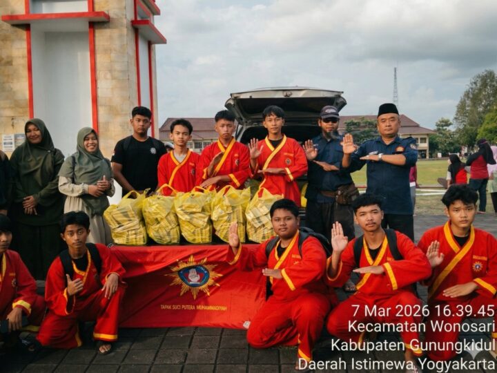 Tapak Suci Gunungkidul Bagikan Takjil Di Titik Nol Wonosari