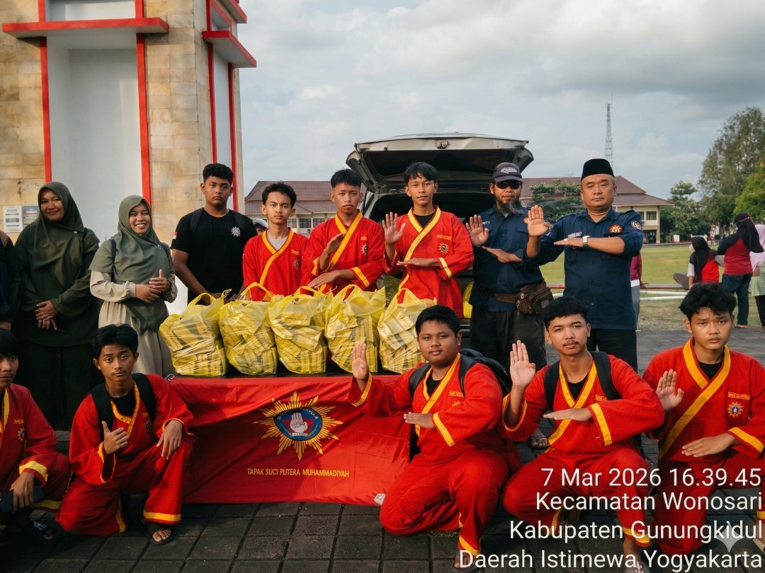 Tapak Suci Gunungkidul Bagikan Takjil Di Titik Nol Wonosari