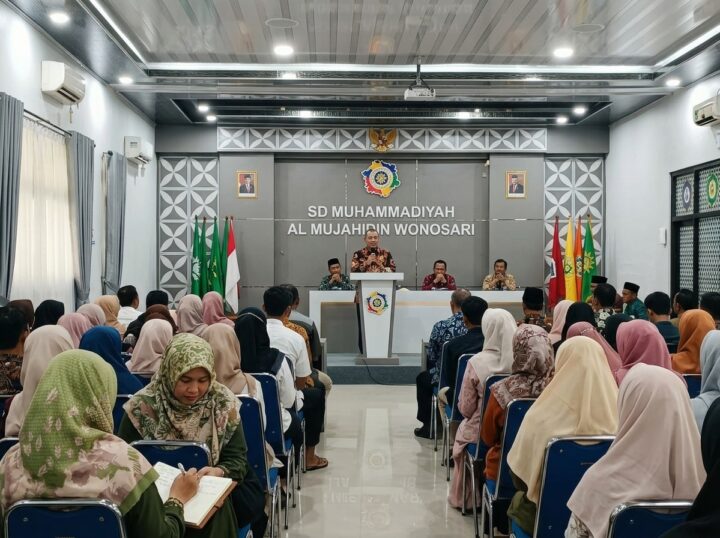 Suasana khidmat doa bersama dan motivasi jelang ujian TKA bagi siswa kelas 6 dan wali murid di Aula SD Muhammadiyah Al Mujahidin bersama Ustadz Solikhin