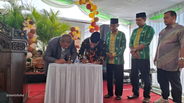 Prosesi penyerahan wakaf Masjid Bagus Al Fauzan di Karangmojo dari keluarga Bapak Subardi kepada Ketua PDM Gunungkidul Drs Sadmonodadi.