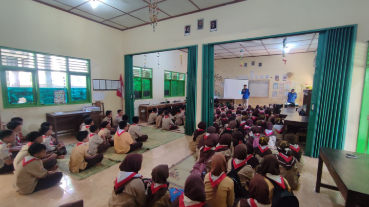 Ratusan siswa SD Negeri Widoro Sumberwungu Tepus mengikuti praktik simulasi evakuasi bencana gempa bumi yang didampingi langsung oleh relawan MDMC Gunungkidul.