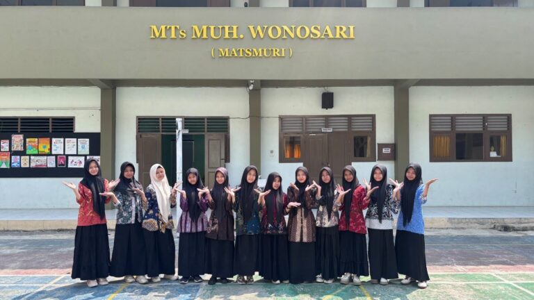 Kenali Batikmu, Cintai Budayamu, Momen Hari Batik Bersama Siswa MTS Muhammadiyah Wonosari - foto utama